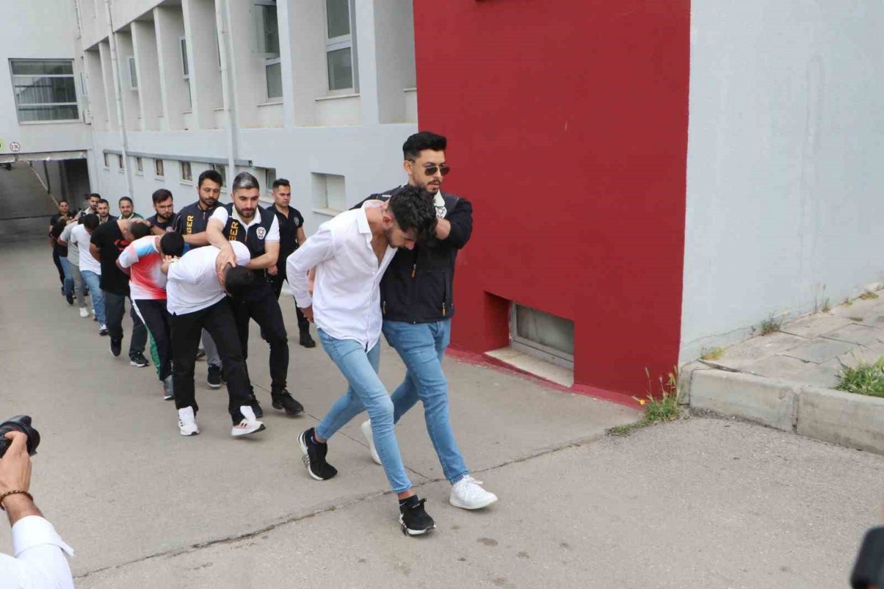 “Sazan sarmalı” yöntemiyle 1 milyon liralık vurgun: 7 tutuklama