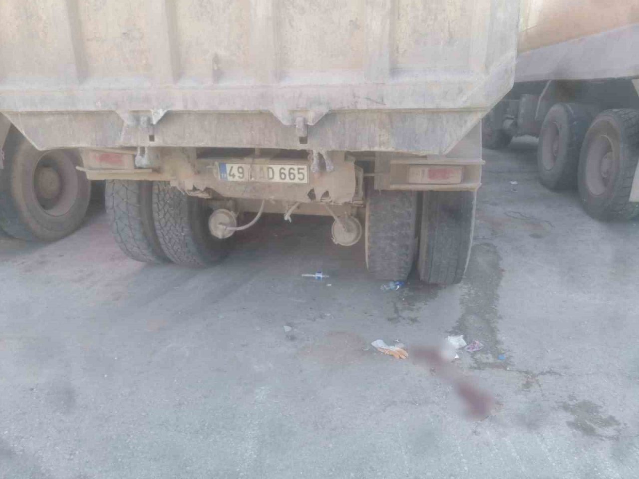 Elektrikli bisiklet park halindeki kamyona çarptı: 1 yaralı