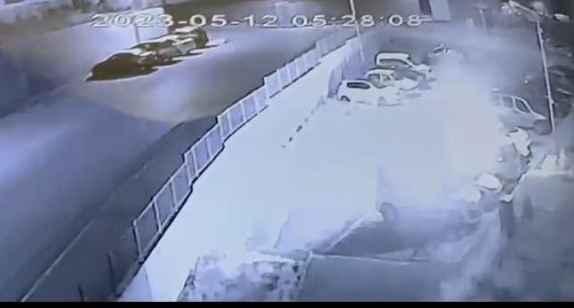 Alevlerin arasında kalan kundakçı polis tarafından yakalandı