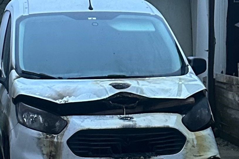 Alevlerin arasında kalan kundakçı polis tarafından yakalandı