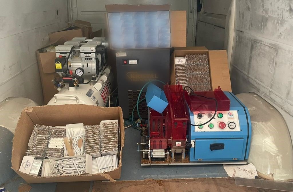 Antalya’da polisten kaçak elektronik eşya ve tütün operasyonu