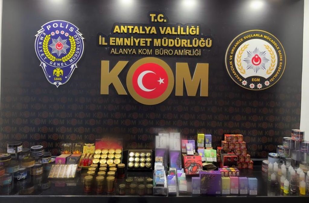 Antalya’da polisten kaçak elektronik eşya ve tütün operasyonu