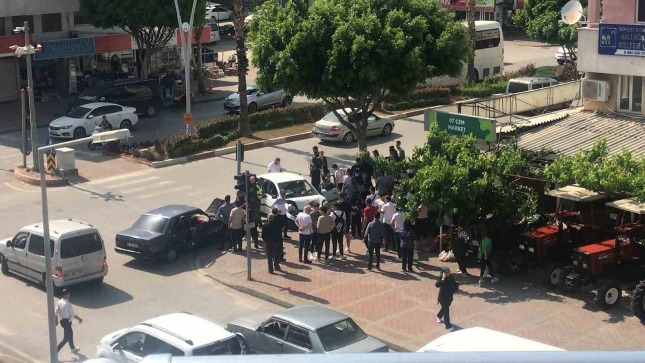 Ters yön kazasında araçlar hurdaya döndü: 4 yaralı