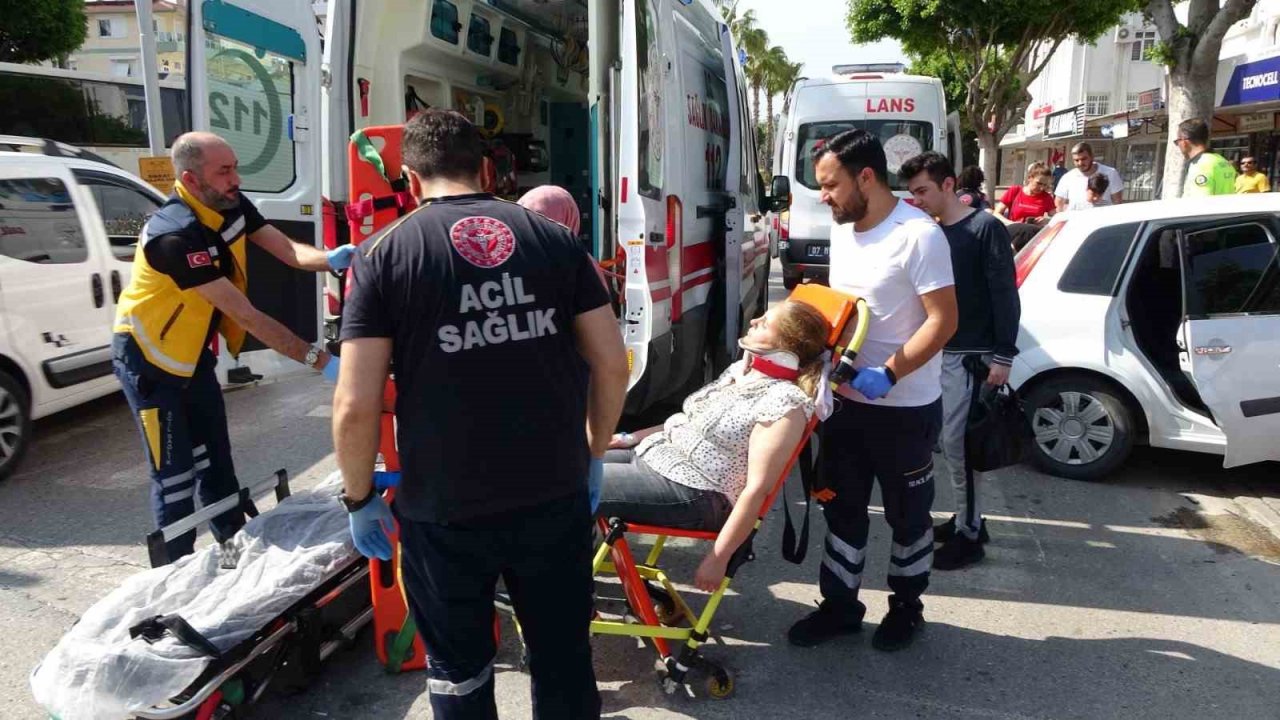 Ters yön kazasında araçlar hurdaya döndü: 4 yaralı