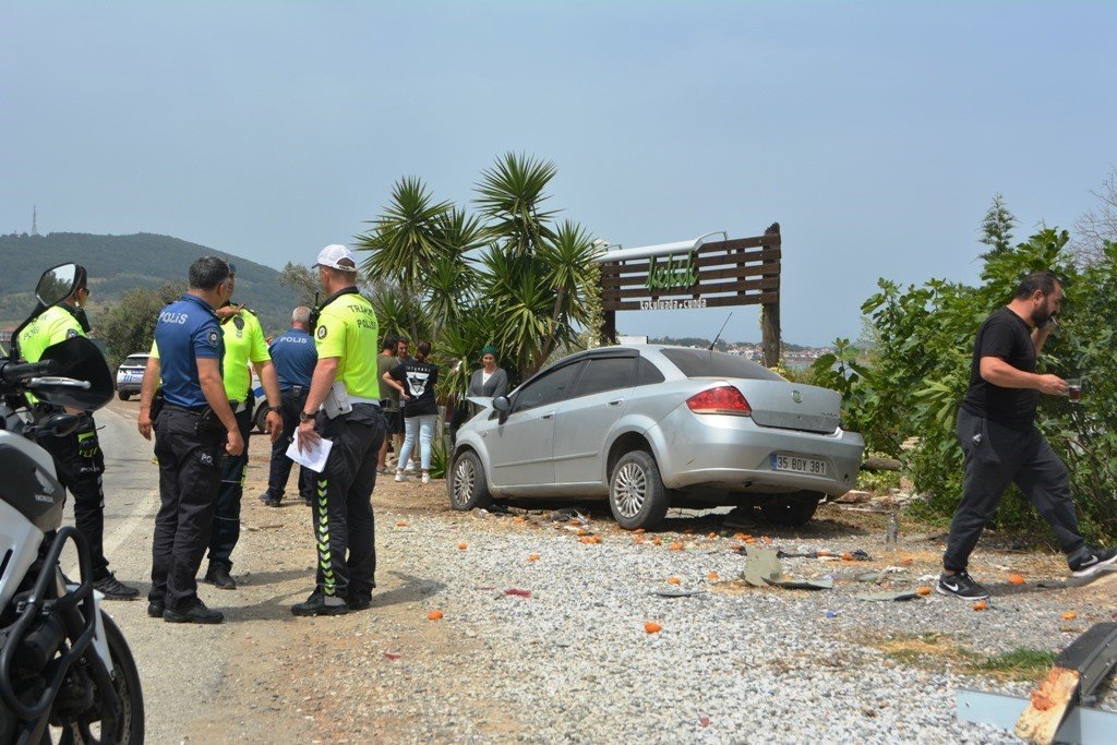 Ayvalık’ta kontrolden çıkan otomobil yayaya çarptı; 2 yaralı