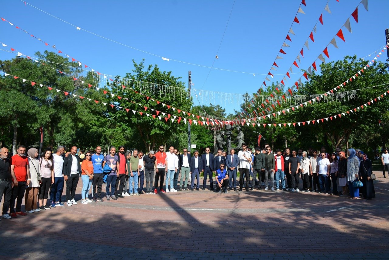 Batman’da gençlik yürüyüşü düzenlendi