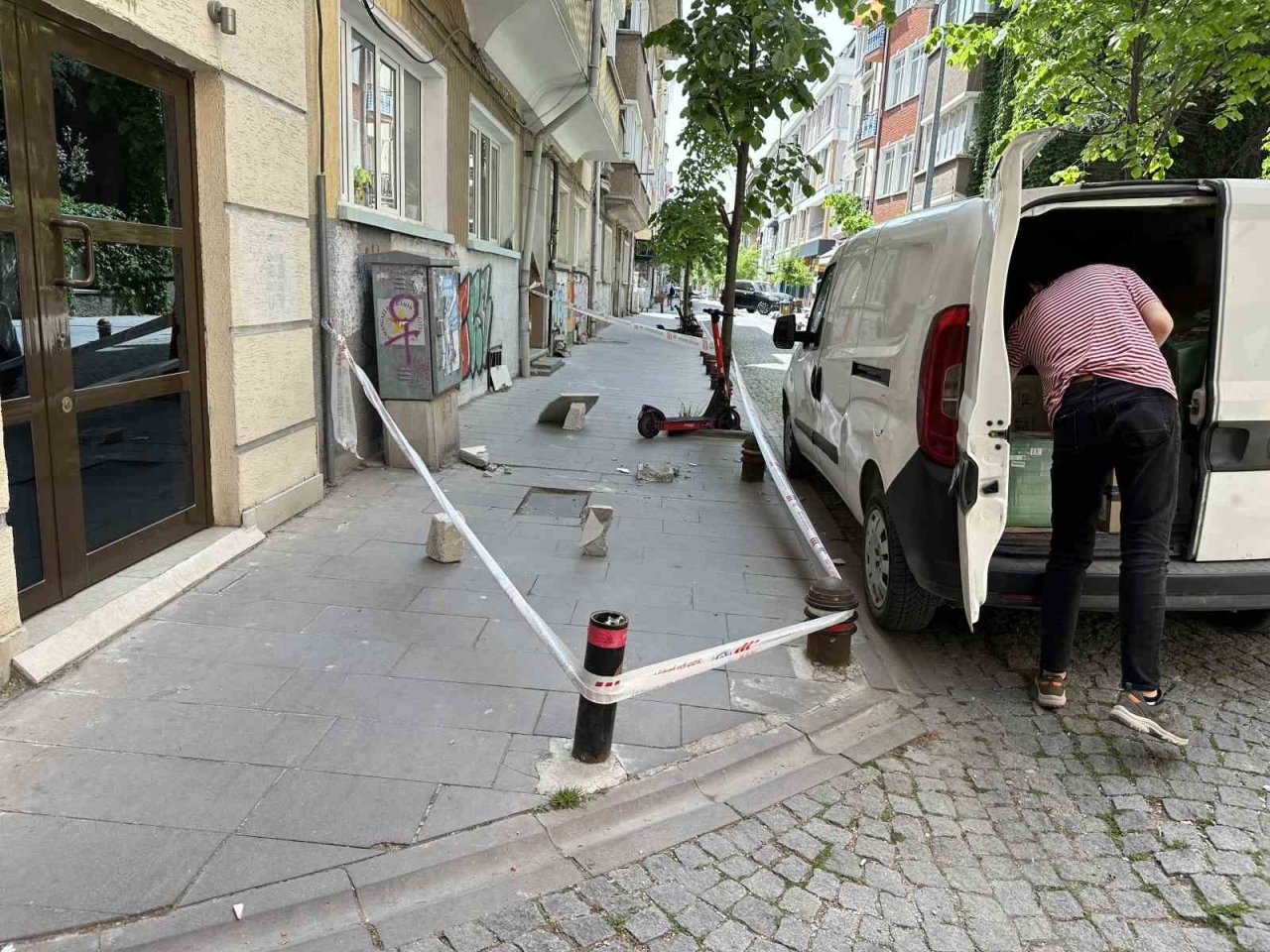 Binadan düşen beton parçaları vatandaşı tedirgin ediyor