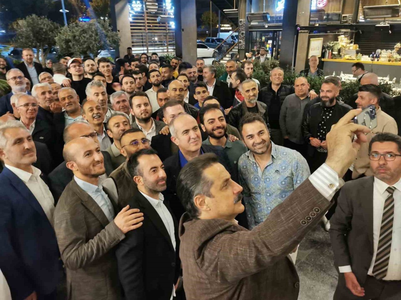 Bursa’da Faruk Çelik’e yoğun ilgi...500 araçlık konvoyla karşılandı