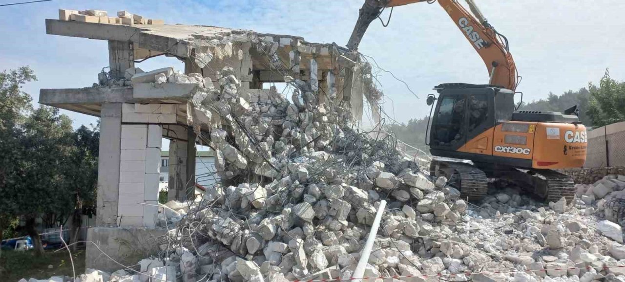 Ortakent-Yahşi sahilindeki son iskele sökülüyor