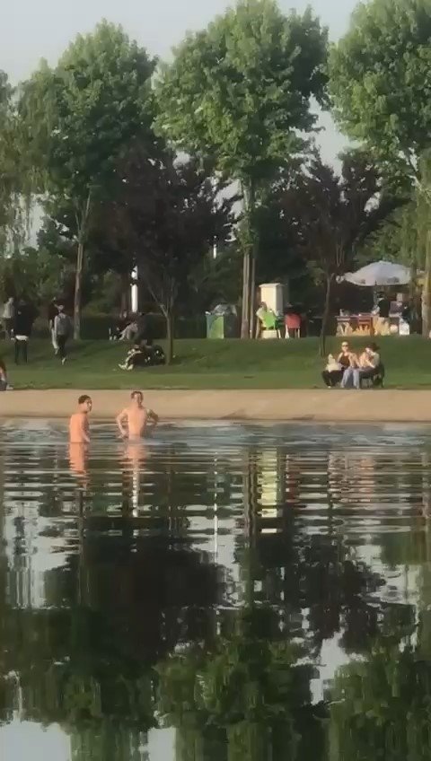 Bursa’da havalar ısınınca çocuklar çareyi süs havuzunda buldu