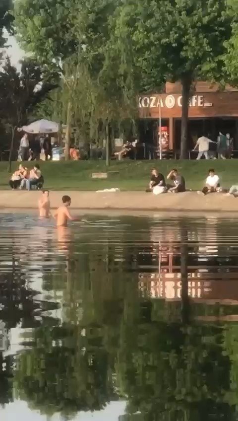 Bursa’da havalar ısınınca çocuklar çareyi süs havuzunda buldu