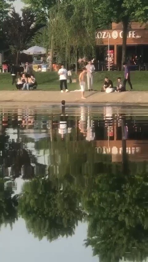 Bursa’da havalar ısınınca çocuklar çareyi süs havuzunda buldu