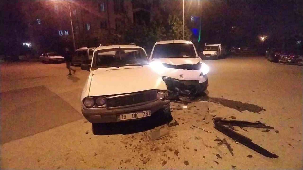 Hafif ticari araç ve otomobil çarpıştı: 1 yaralı