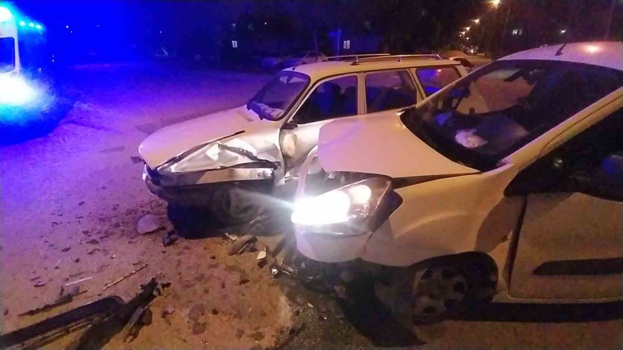 Hafif ticari araç ve otomobil çarpıştı: 1 yaralı