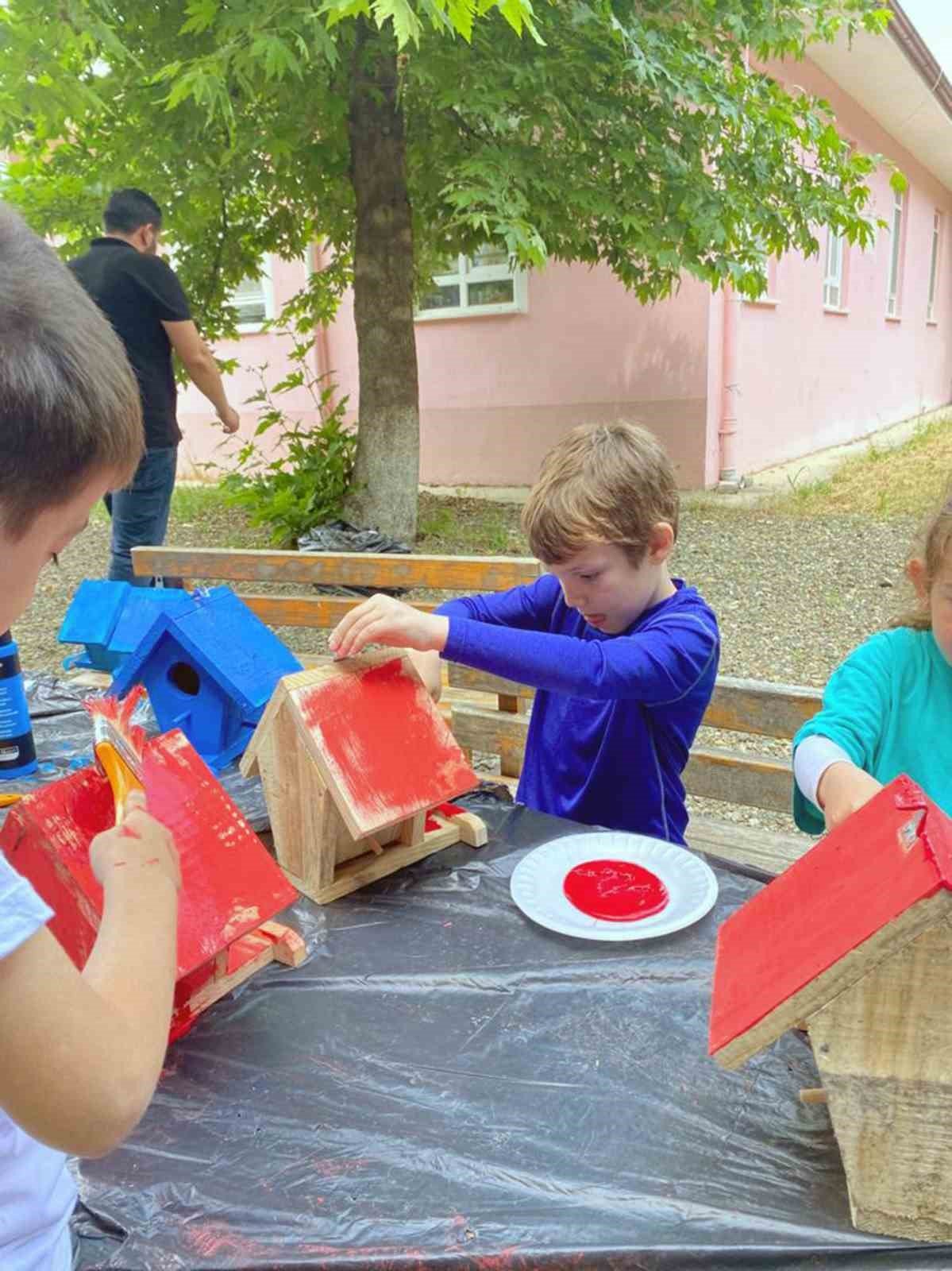 Minik eller kuş yuvalarını renklendirdi