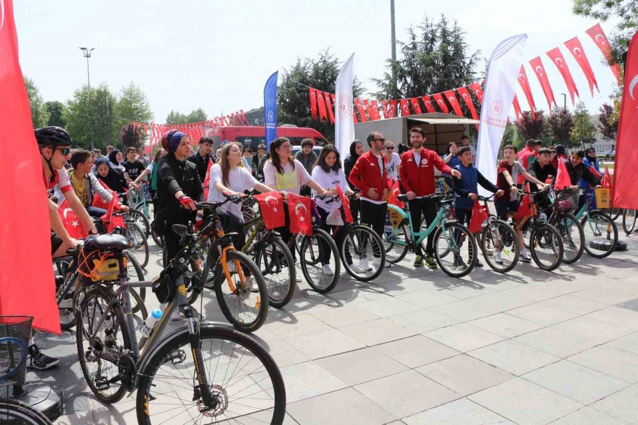 230 genç 8 kilometre pedal çevirdi