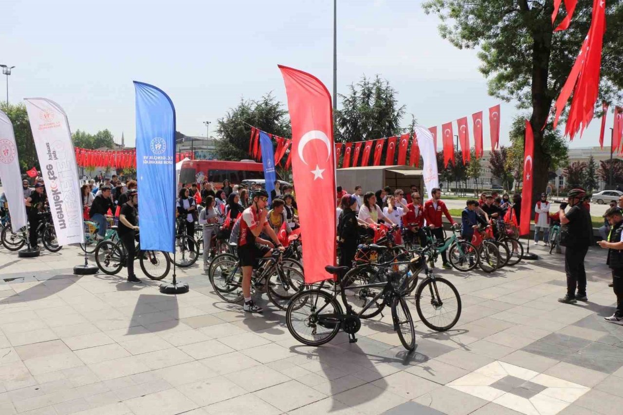 230 genç 8 kilometre pedal çevirdi