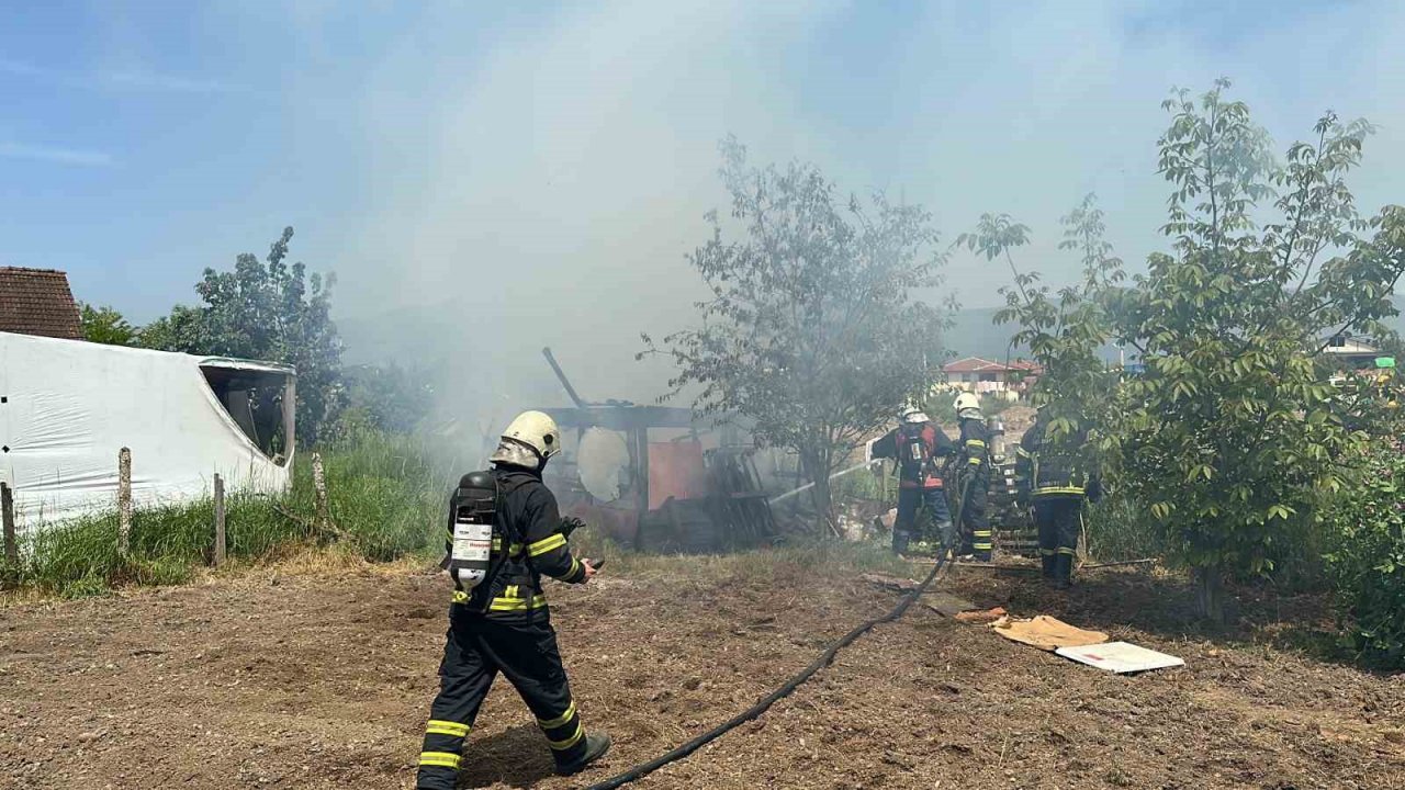 Odunlukta çıkan yangın kısa sürede söndürüldü