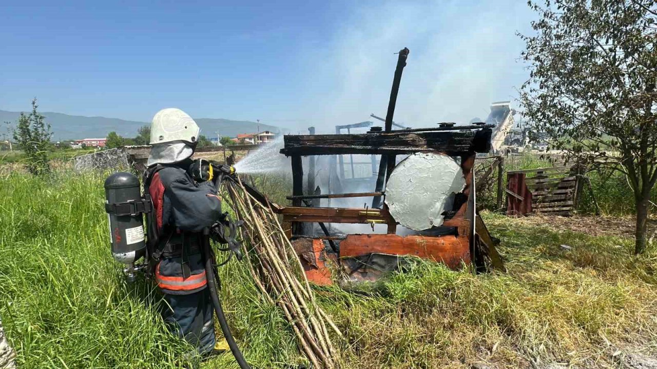 Odunlukta çıkan yangın kısa sürede söndürüldü