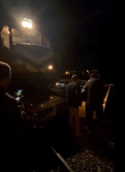 Elazığ’da tren, hemzenin geçitte otomobille çarpıştı: 2 yaralı