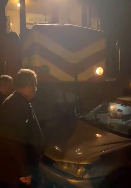 Elazığ’da tren, hemzenin geçitte otomobille çarpıştı: 2 yaralı