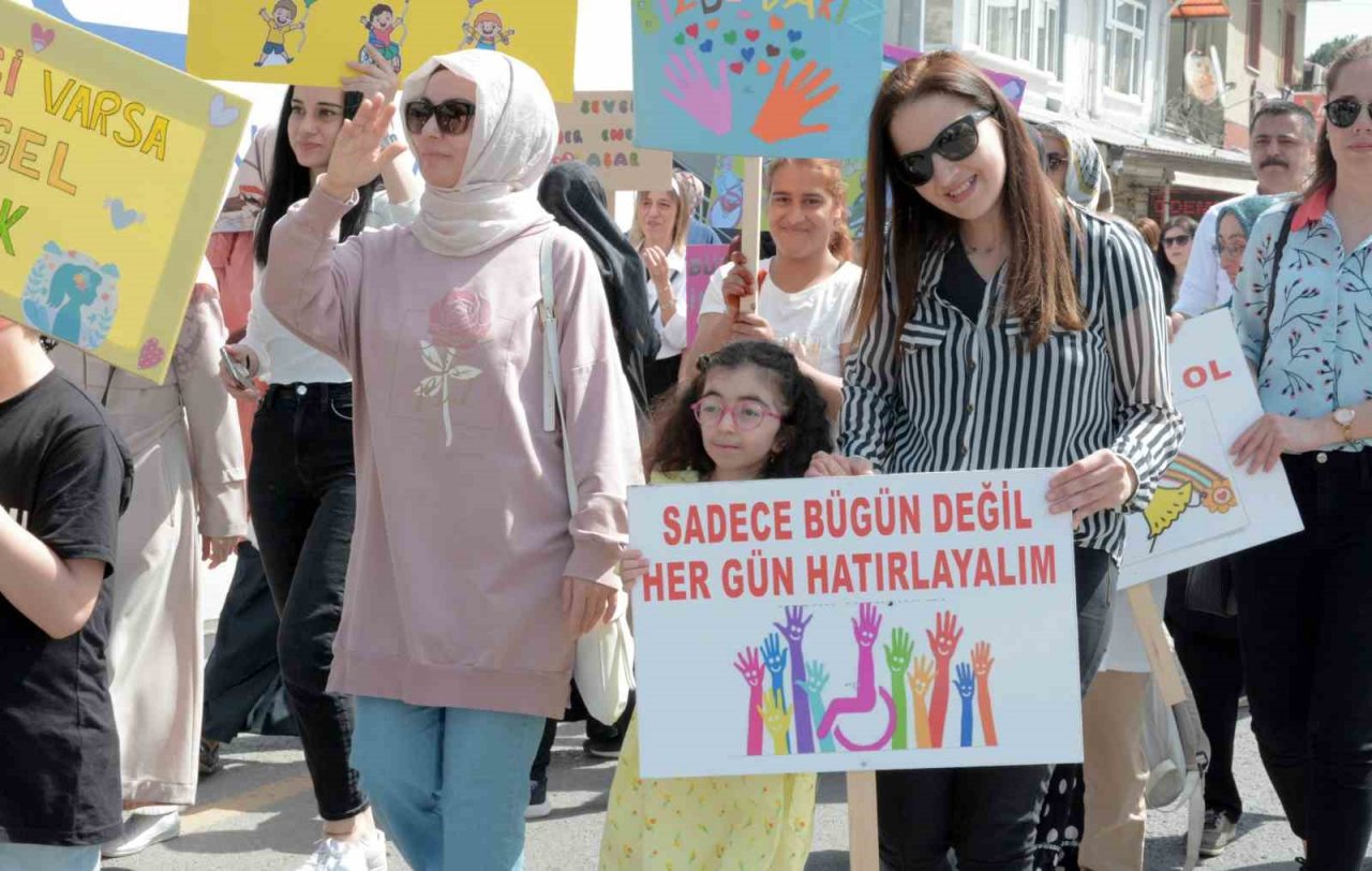 Erenler’de “Engelleri Beraber Aşalım Kortej Yürüyüşü”nün ikincisi gerçekleştirildi