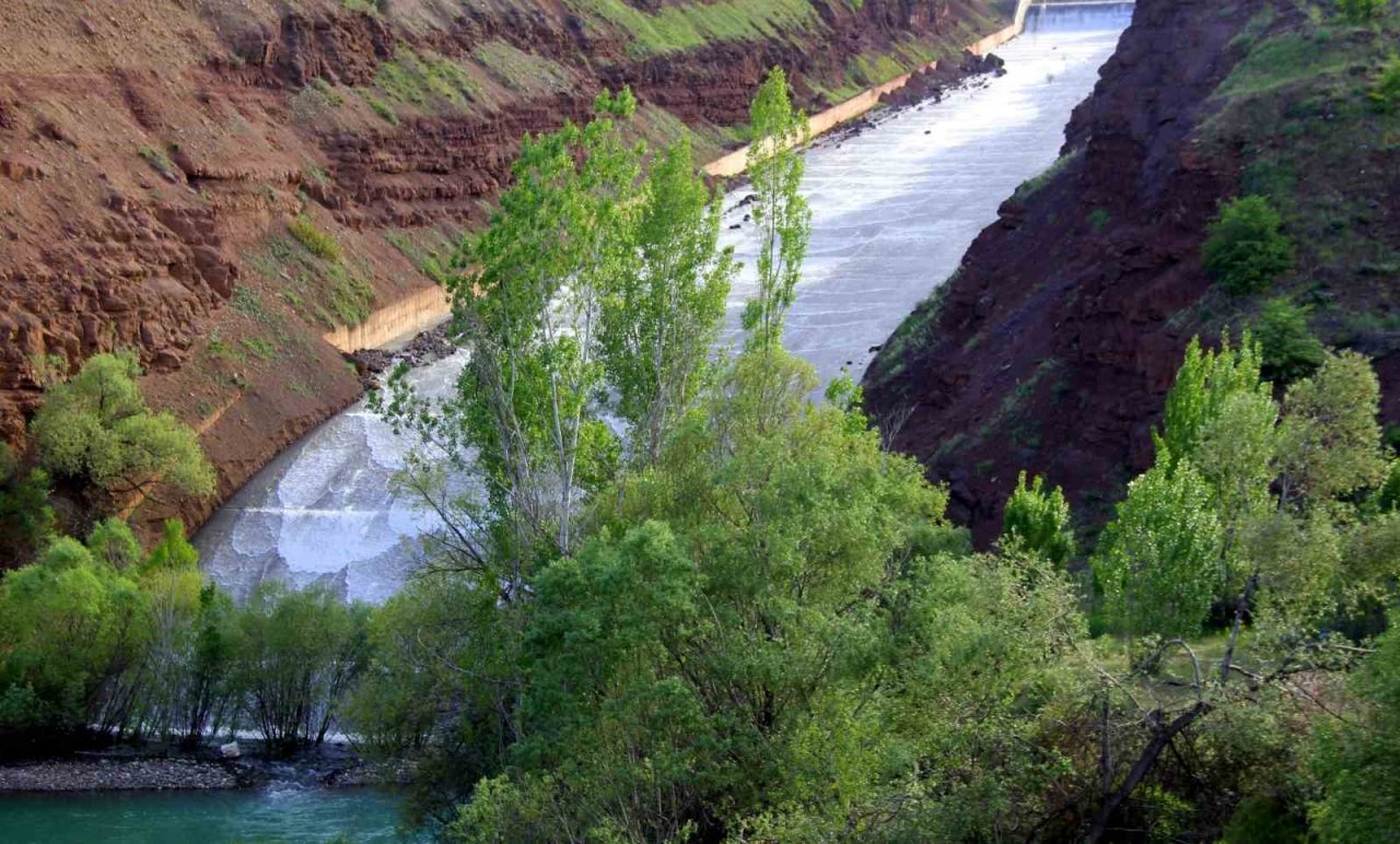 Erzincan Barajında depolanan su ile 4 bin 847 dekar arazi sulanıyor