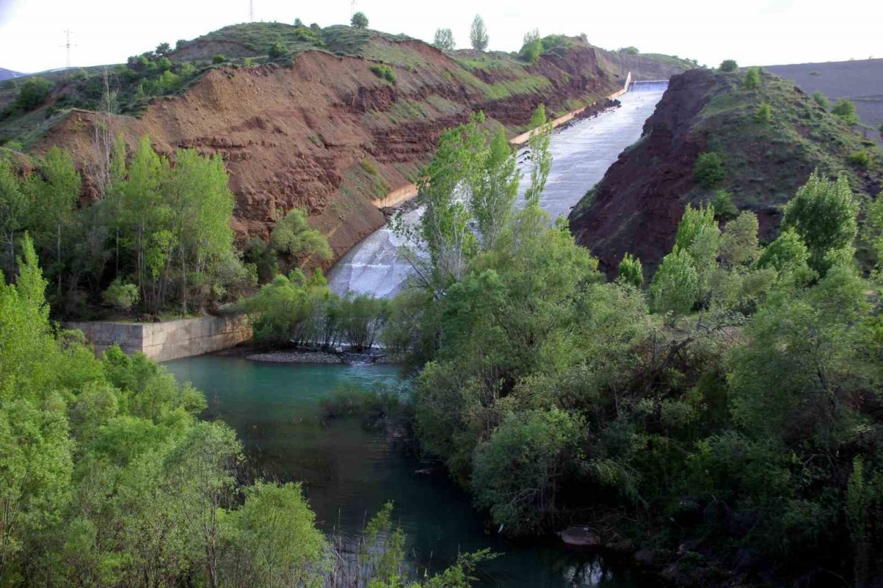 Erzincan Barajında depolanan su ile 4 bin 847 dekar arazi sulanıyor