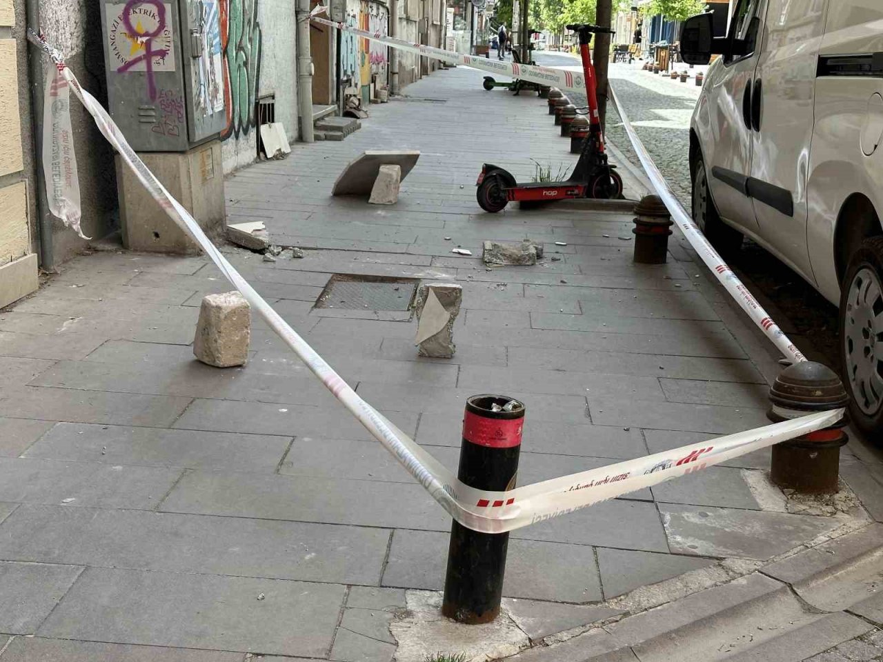 Binadan düşen beton parçaları vatandaşı tedirgin ediyor