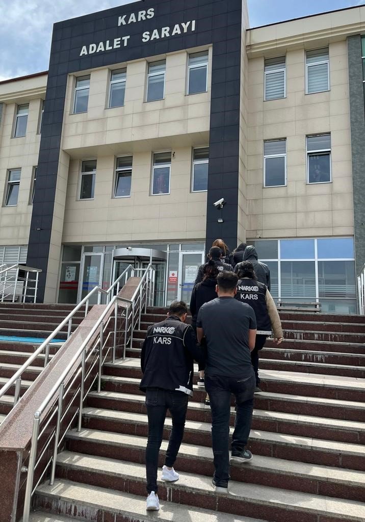 Kars’ta uyuşturucu, narkotik köpeği Daxo’ya takıldı