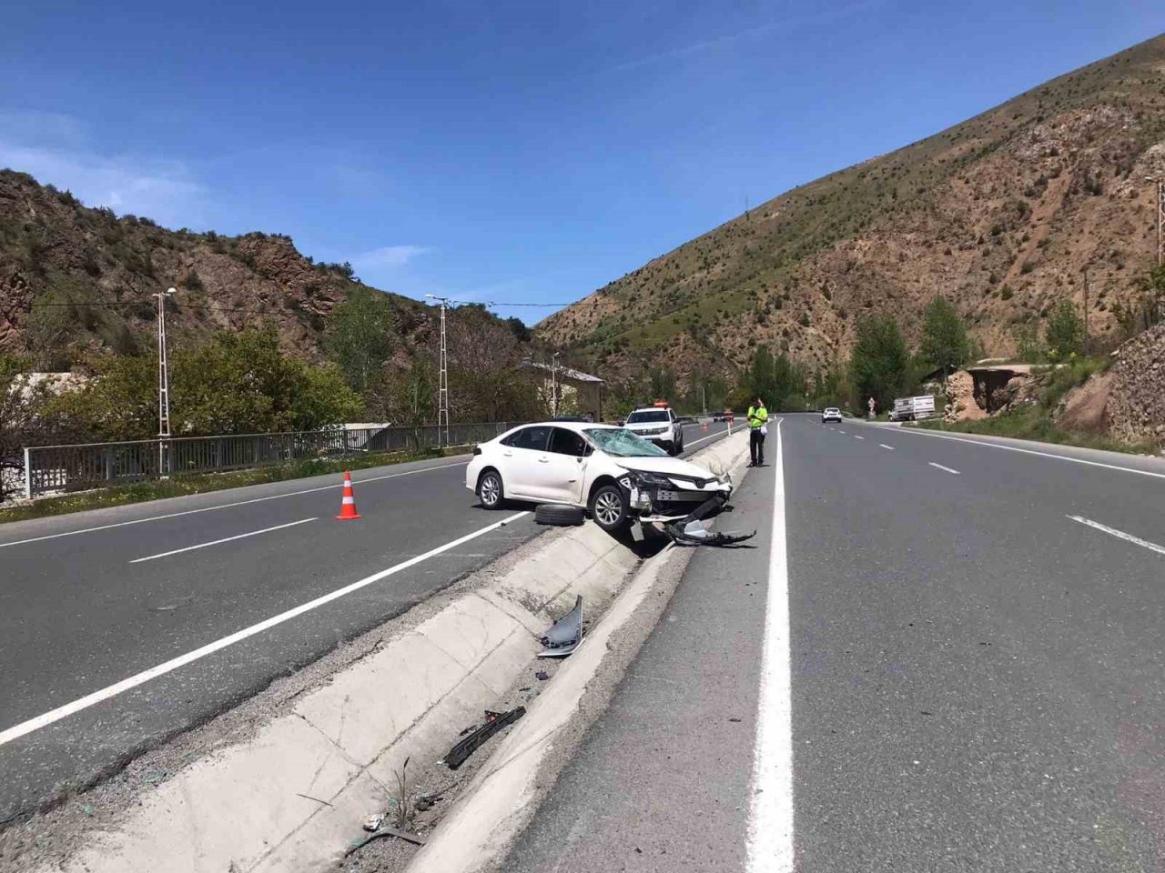 Direksiyon hâkimiyetini kaybeden sürücü otomobiliyle orta refüje düştü: 1 yaralı