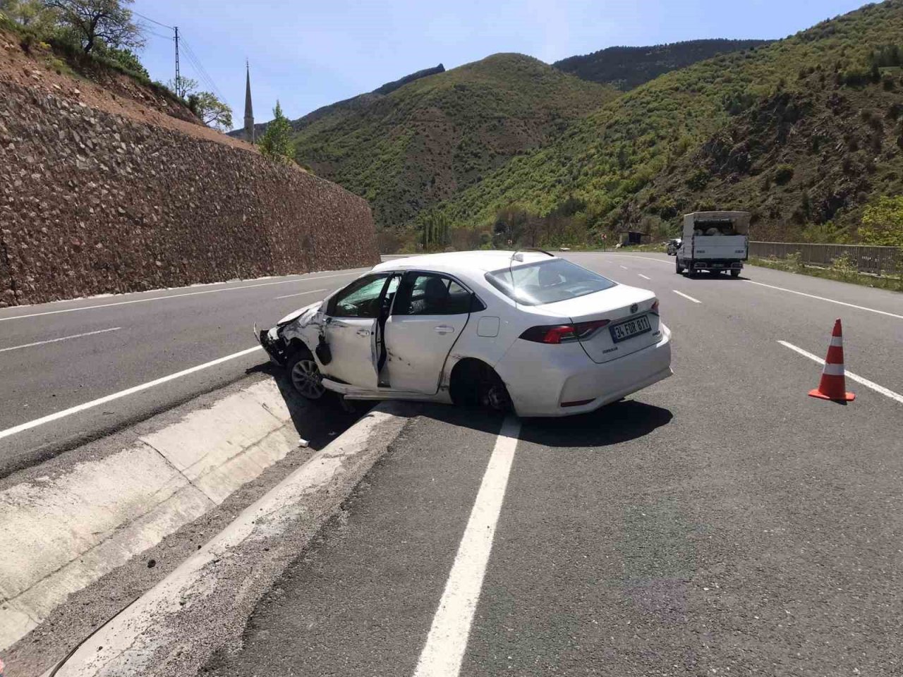 Direksiyon hâkimiyetini kaybeden sürücü otomobiliyle orta refüje düştü: 1 yaralı