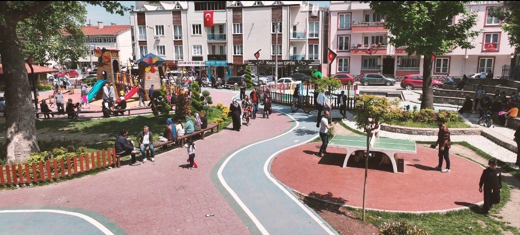 Gürsu’da parklar havaların ısınmasıyla doldu taştı