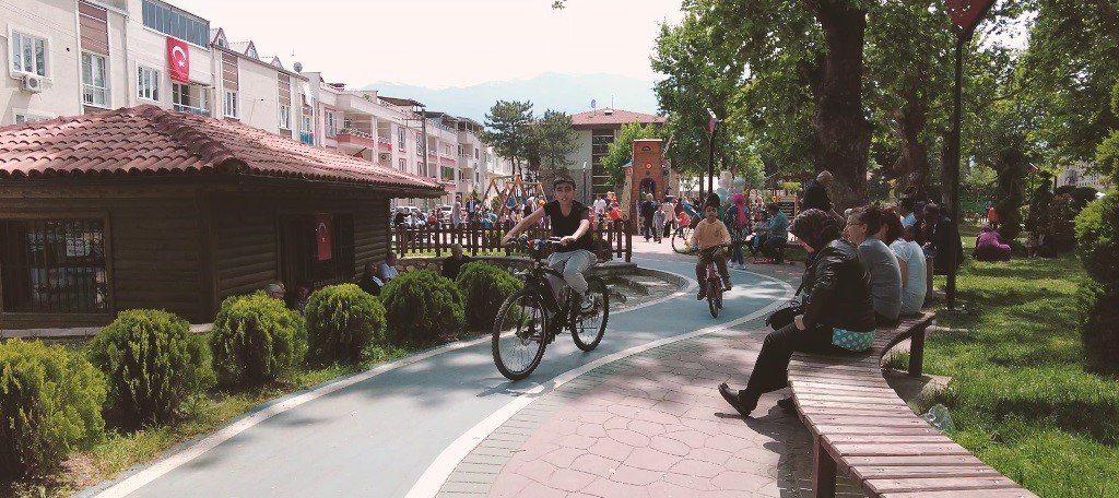 Gürsu’da parklar havaların ısınmasıyla doldu taştı