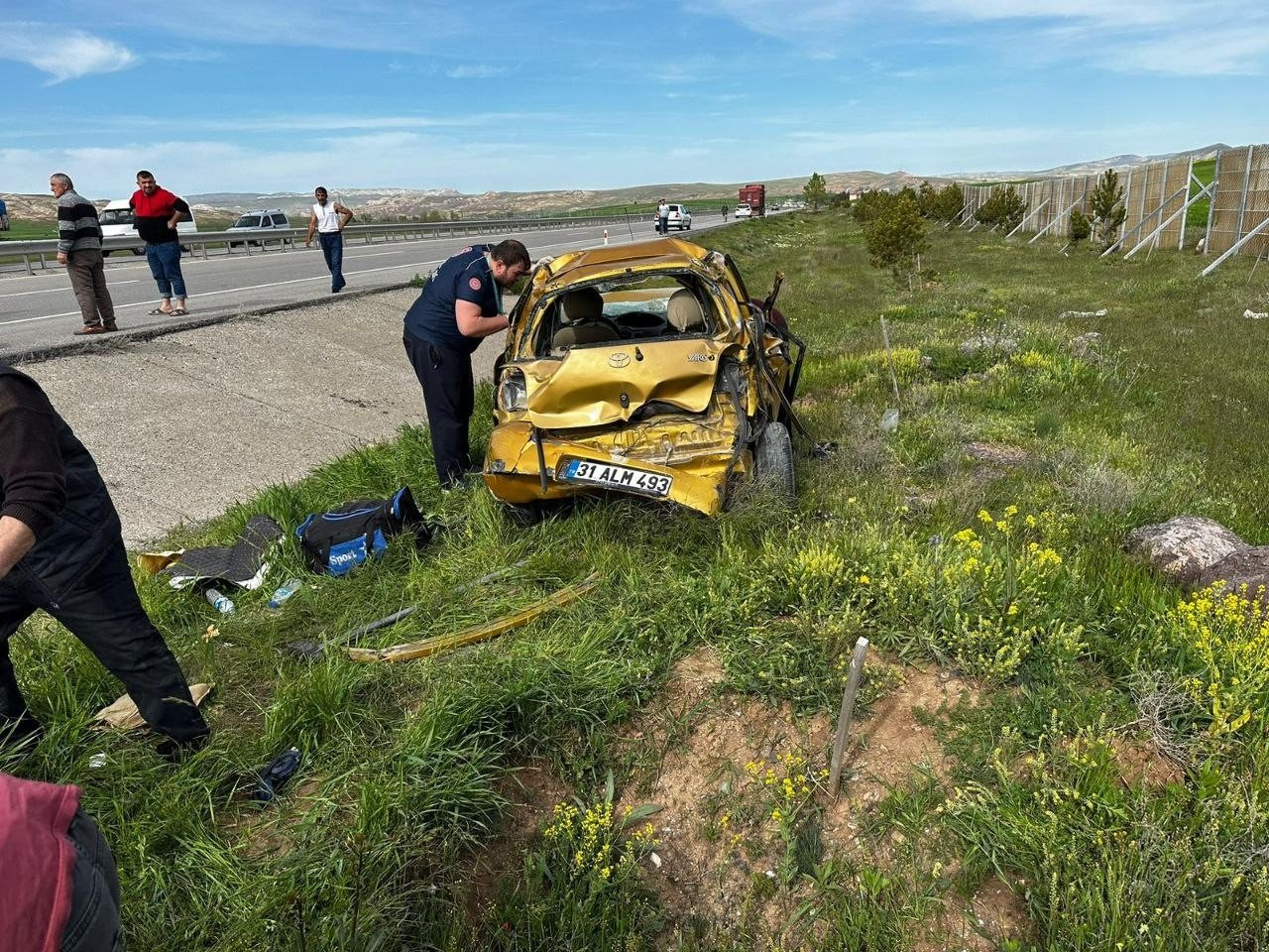 Deprem bölgesine oy vermeye gittiler, dönüş yolunda takla attılar