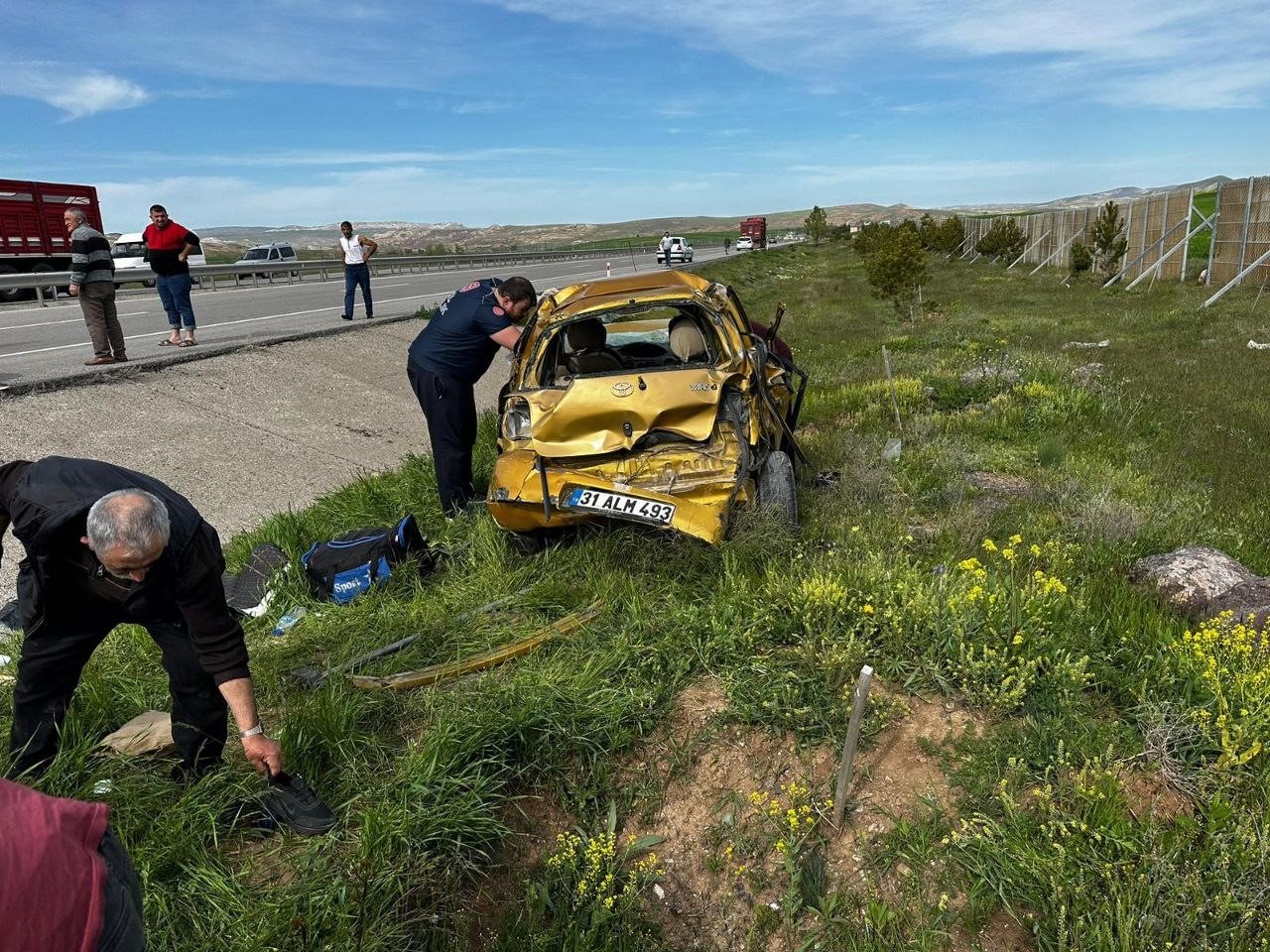 Deprem bölgesine oy vermeye gittiler, dönüş yolunda takla attılar