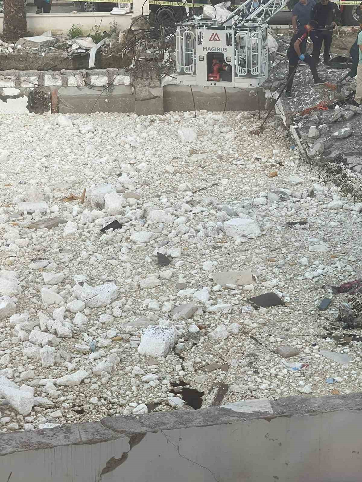 Hatay’da bir enkazın su dolu bodrum katında erkek cesedi bulundu