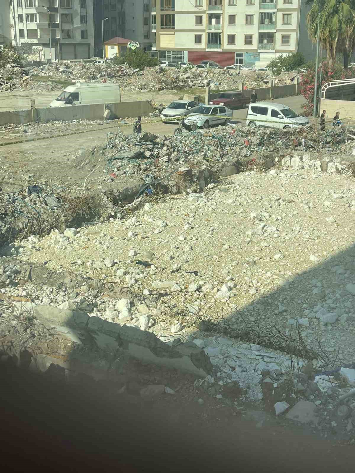Hatay’da bir enkazın su dolu bodrum katında erkek cesedi bulundu