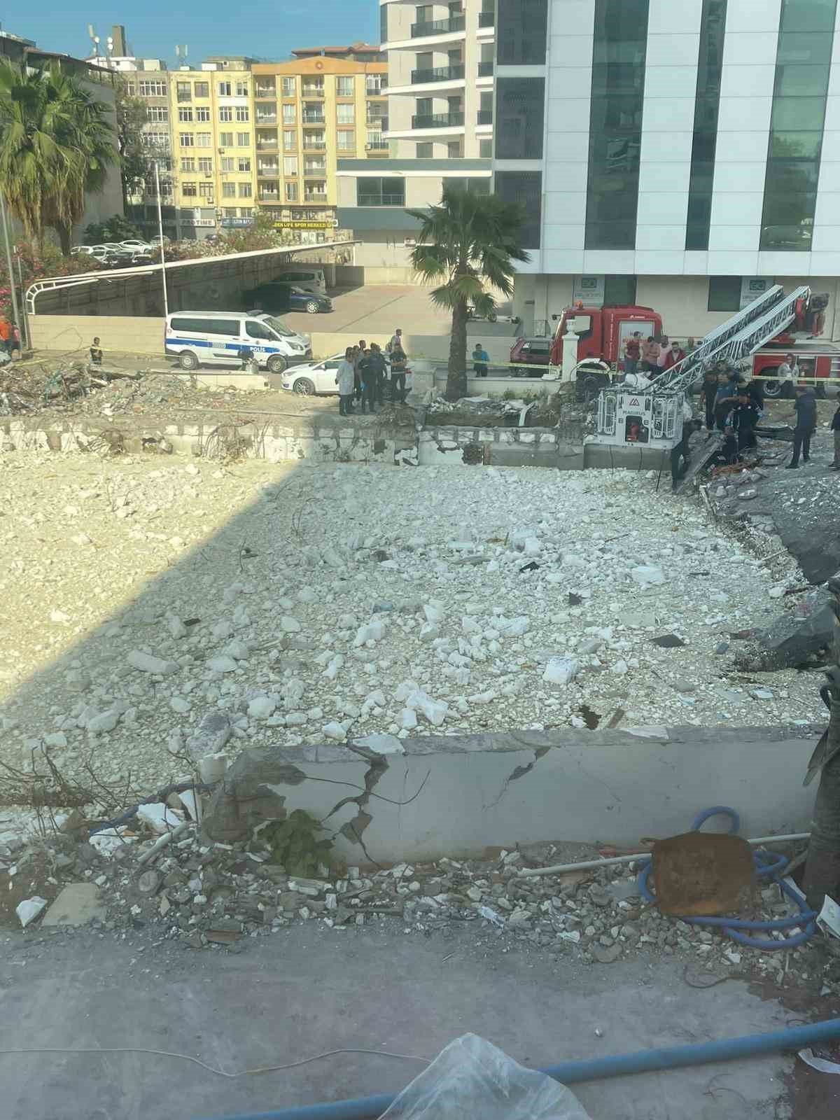 Hatay’da bir enkazın su dolu bodrum katında erkek cesedi bulundu