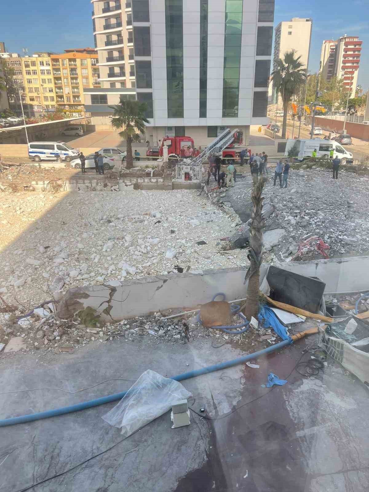 Hatay’da bir enkazın su dolu bodrum katında erkek cesedi bulundu