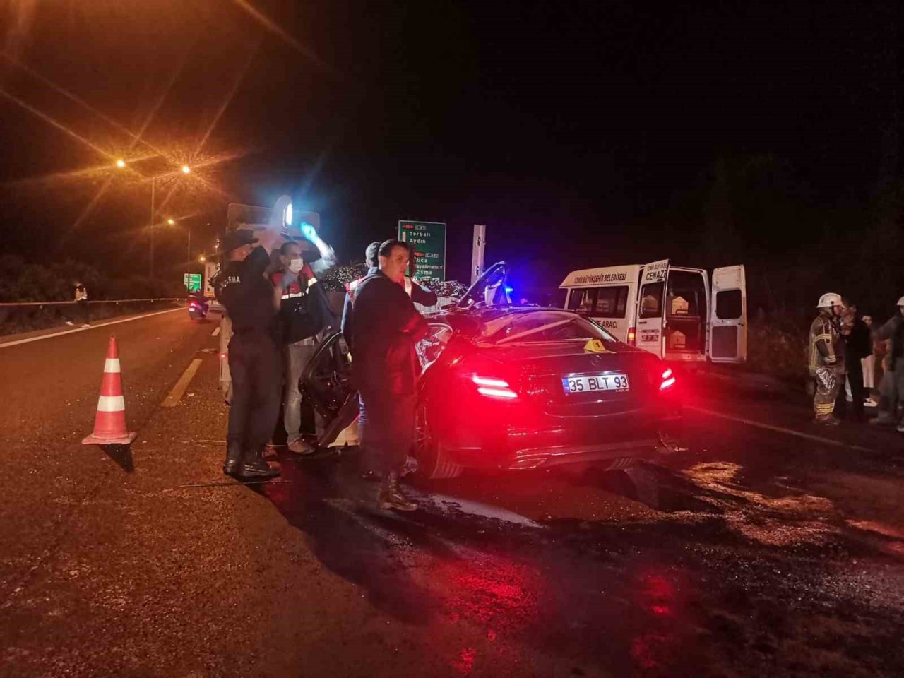 İzmir’de otomobil tıra ok gibi saplandı: 1 ölü