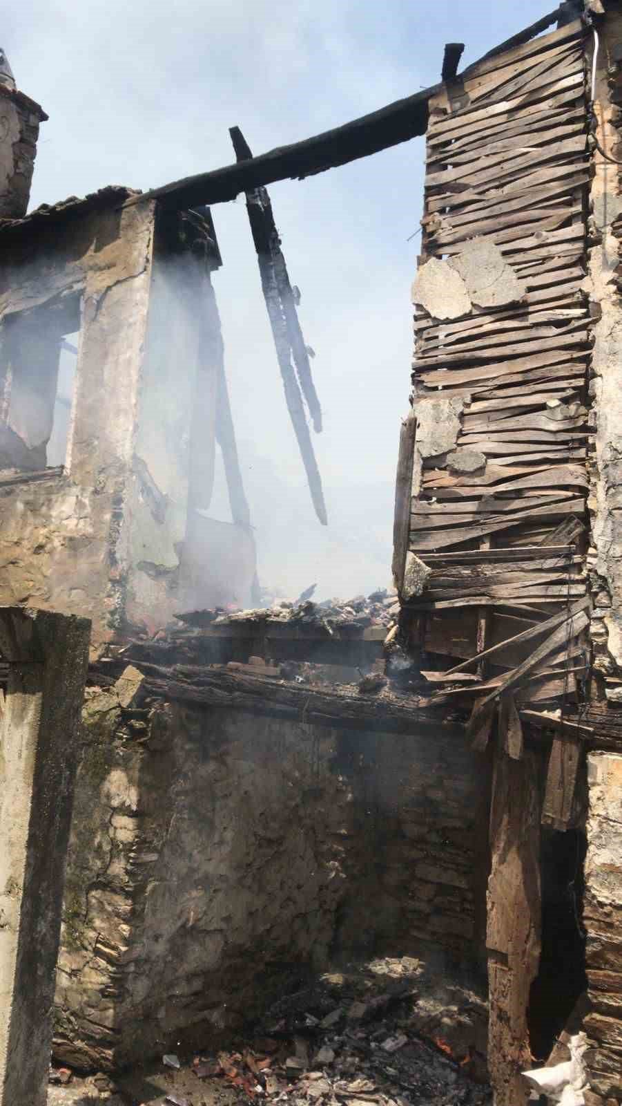 İzmir’de çıkan yangında müstakil ev kullanılmaz hale geldi