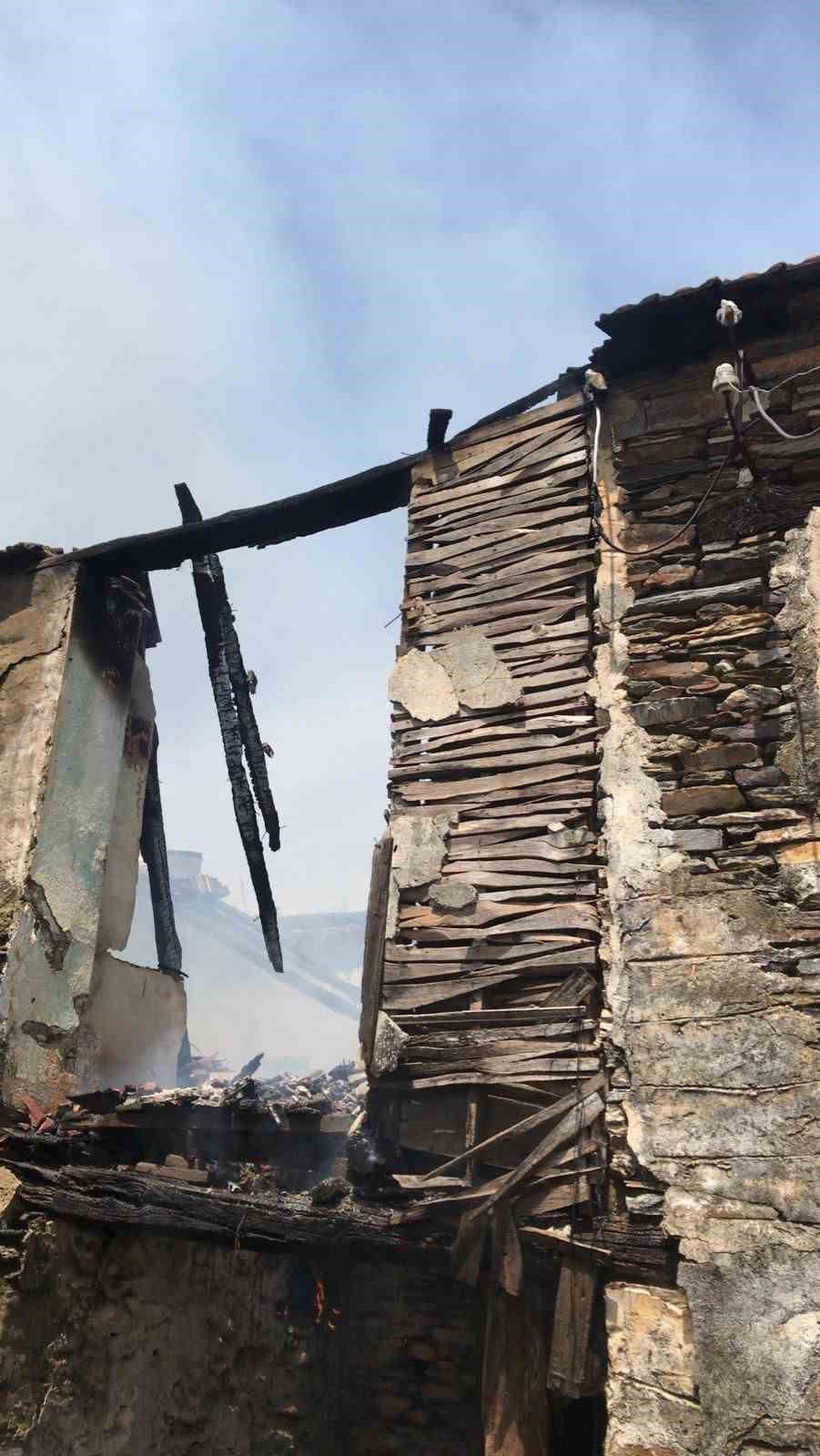 İzmir’de çıkan yangında müstakil ev kullanılmaz hale geldi