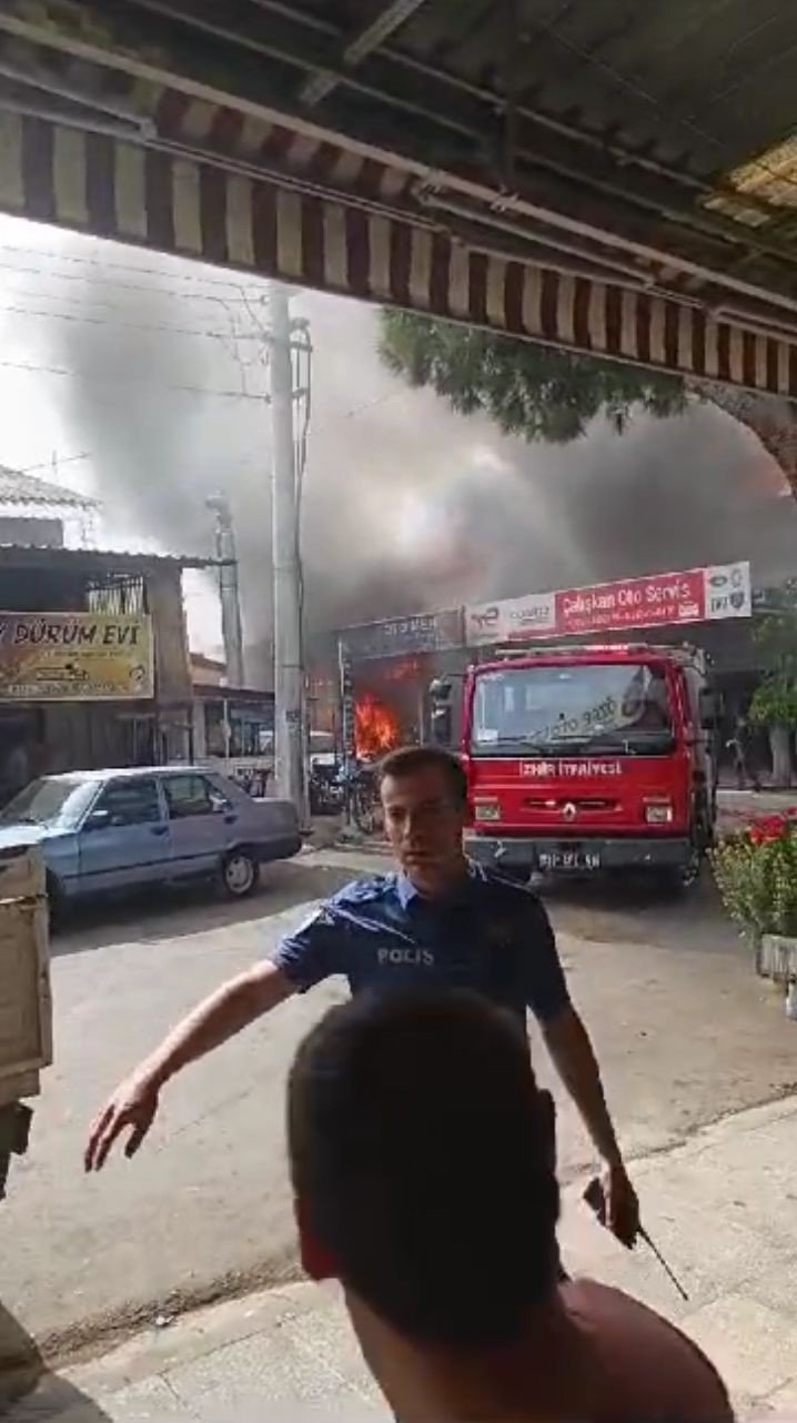 İzmir’in Bornova ilçesinde sanayi sitesinde bulunan bir oto yedek parçacıda henüz belirlenemeyen bir sebeple yangın çıktı. Dumanlar şehrin farklı noktalarından görülürken, itfaiye ekiplerinin yangını söndürme çalışmaları sür