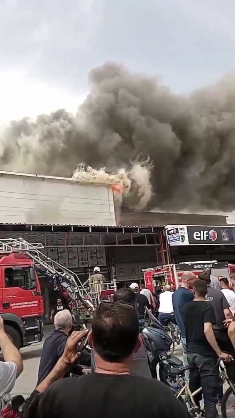 İzmir’in Bornova ilçesinde sanayi sitesinde bulunan bir oto yedek parçacıda henüz belirlenemeyen bir sebeple yangın çıktı. Dumanlar şehrin farklı noktalarından görülürken, itfaiye ekiplerinin yangını söndürme çalışmaları sür