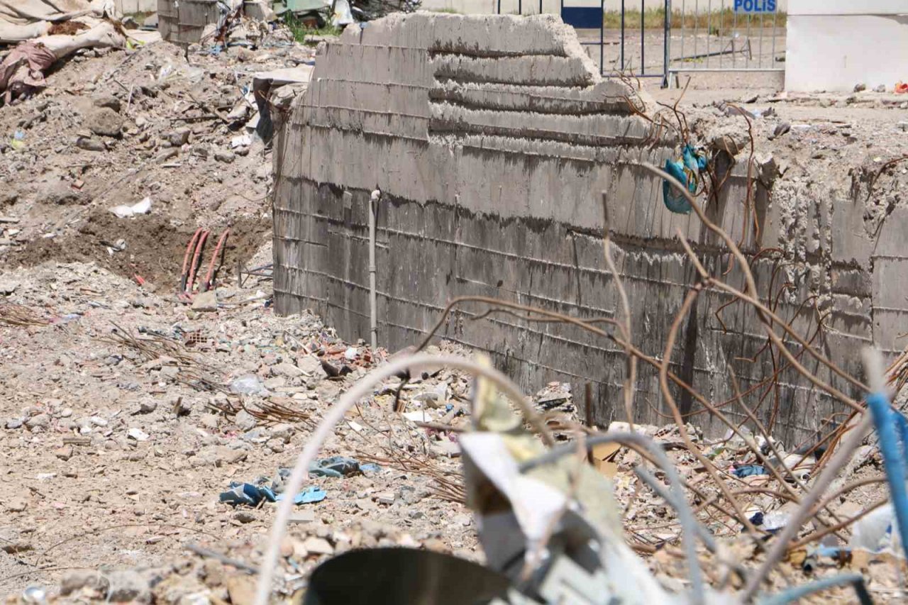 89 kişiye mezar olan Galeria Sitesi’nde zemin numunesinin alınması bekleniyor