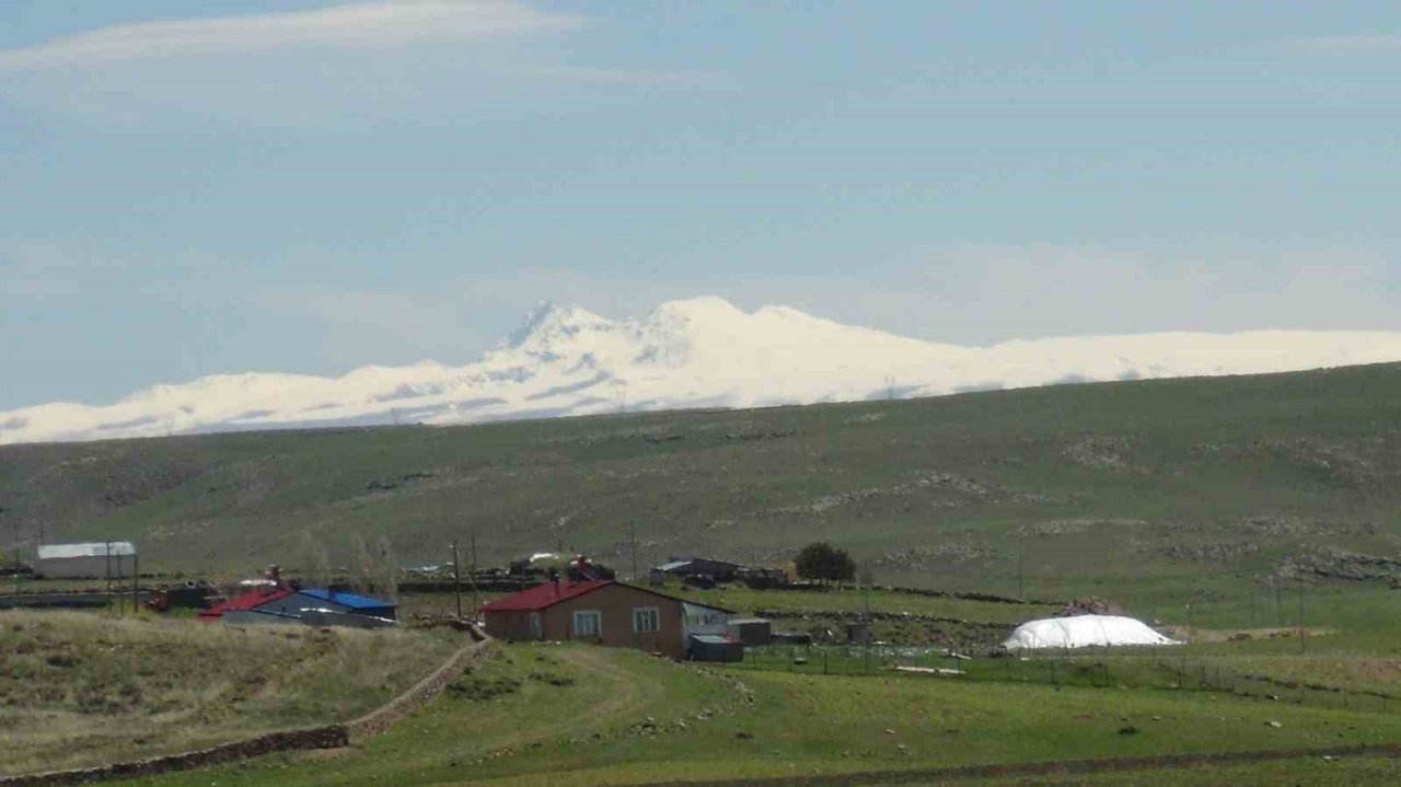 Kars’ta dağların zirvesi beyaza büründü