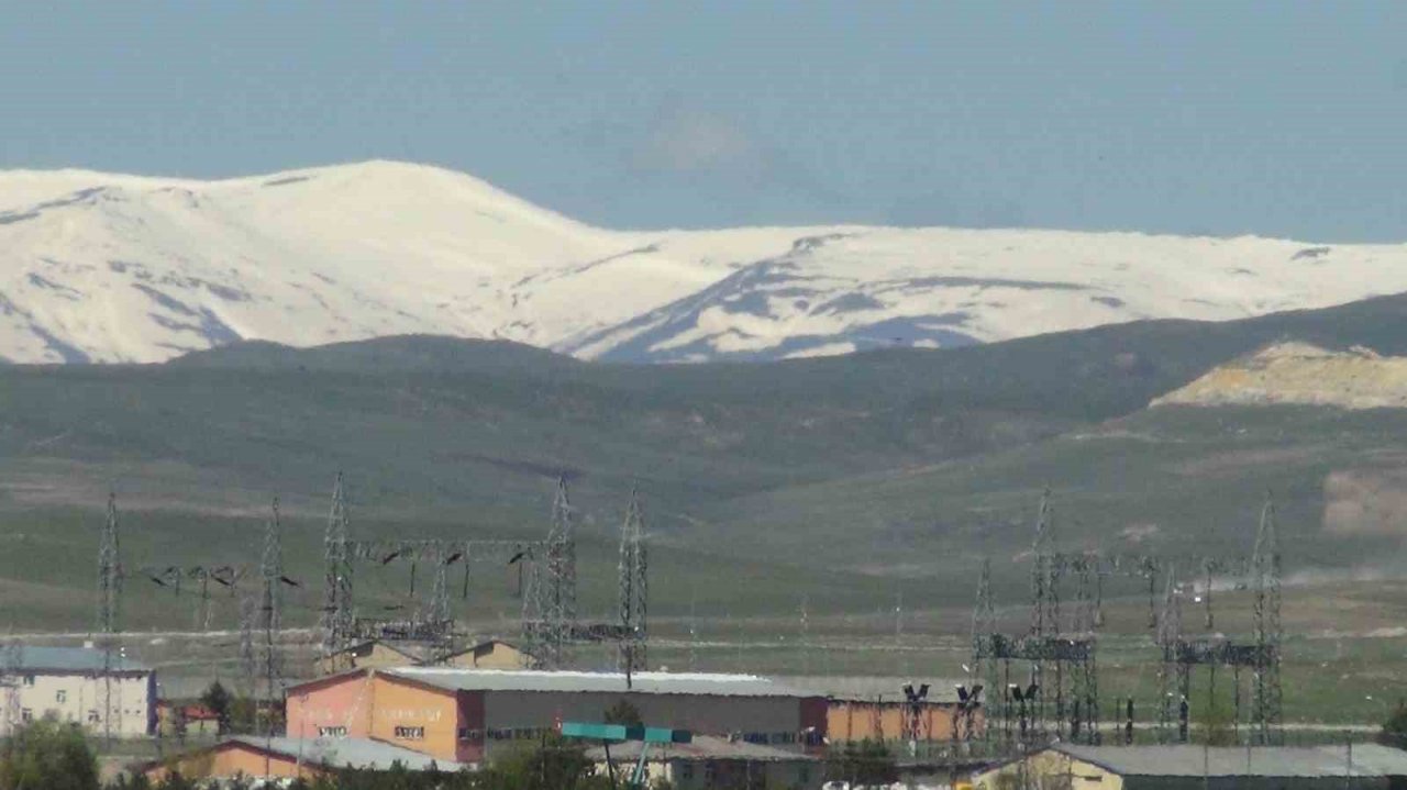 Kars’ta dağların zirvesi beyaza büründü