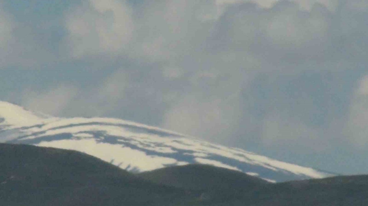 Kars’ta dağların zirvesi beyaza büründü