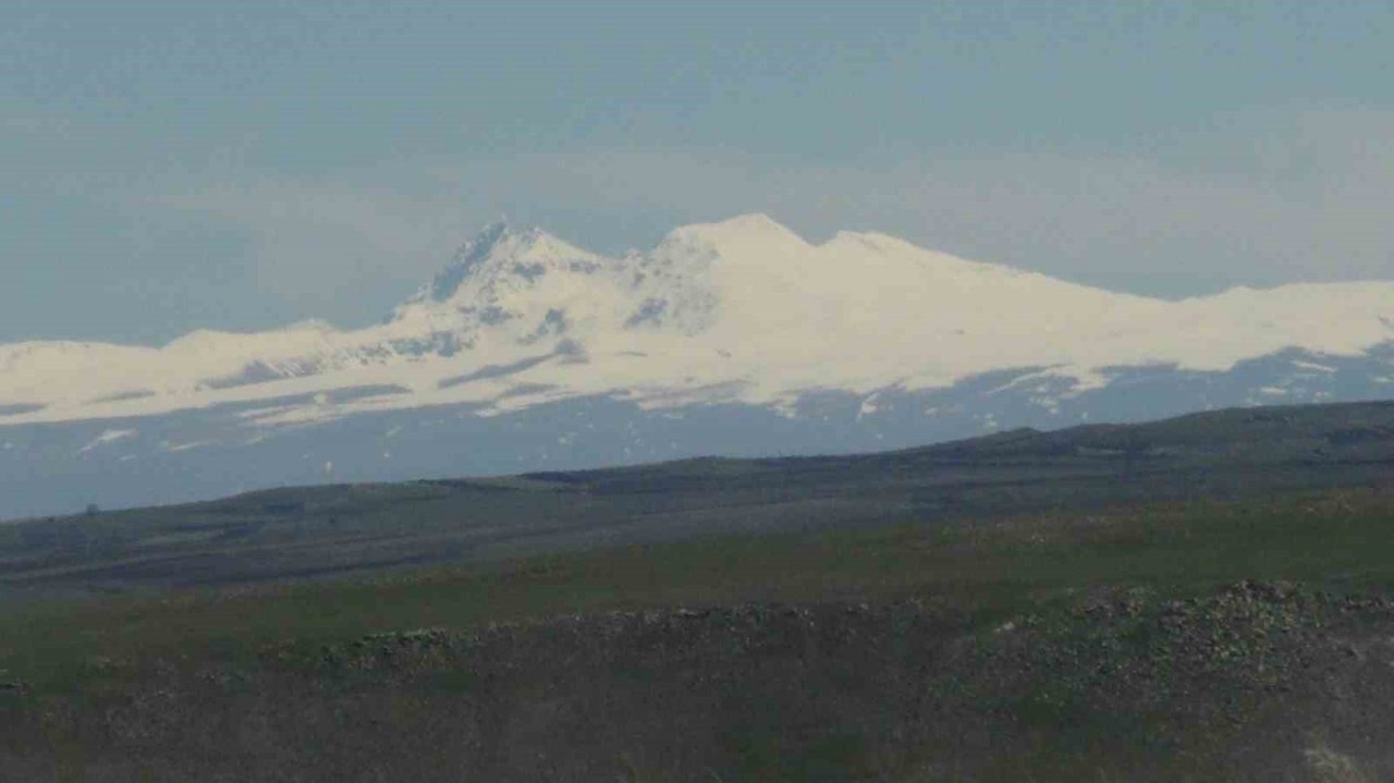 Kars’ta dağların zirvesi beyaza büründü